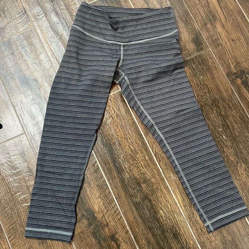 🩰✨ Lululemon Cropped Leggings - Women’s Size 4 - Inseam 23”